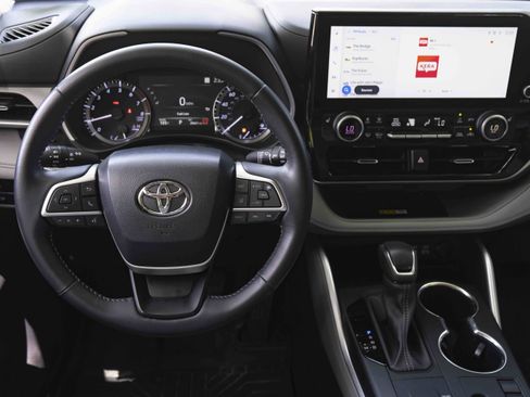 Used 2024 Toyota Highlander XLE FWD image 19