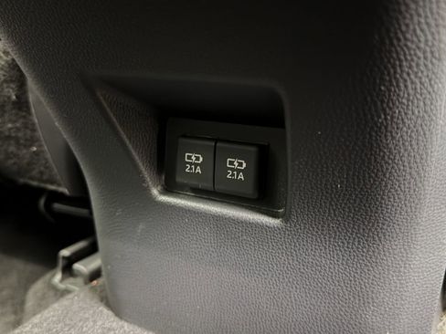 Used 2021 Toyota Venza XLE image 28