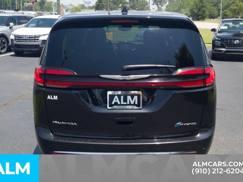 Used 2023 Chrysler Pacifica Touring-L FWD image 6