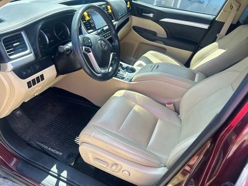Used 2019 Toyota Highlander XLE AWD/4WD image 18