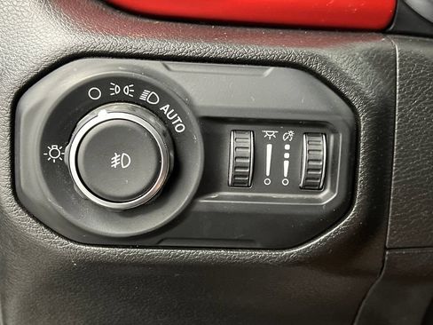 Used 2022 Jeep Wrangler Unlimited Rubicon w/ Cold Weather Group AWD/4WD image 38