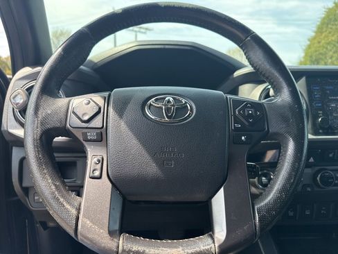 Used 2017 Toyota Tacoma TRD Sport w/ Premium & Technology Package image 7