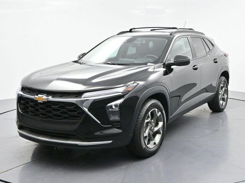 Used 2024 Chevrolet Trax LT w/ Sunroof Package FWD image 3