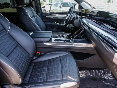 Used 2025 Cadillac Escalade ESV V AWD/4WD image 17