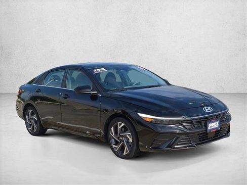 Used 2025 Hyundai Elantra SEL FWD image 3