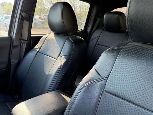 Used 2019 Toyota Tacoma TRD Off-Road AWD/4WD image 11