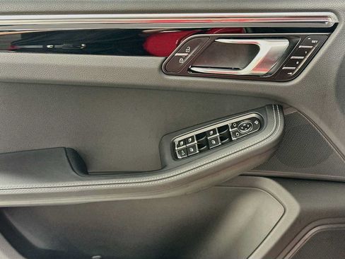 Certified 2025 Porsche Macan AWD/4WD image 11