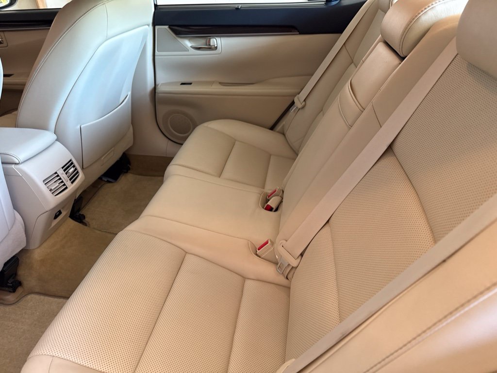 Used 2015 Lexus ES 350 w/ Ultra Luxury Package FWD image 5