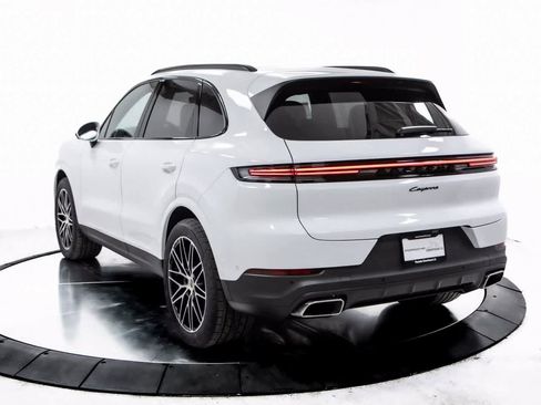 Certified 2025 Porsche Cayenne image 3