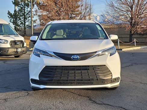 Used 2025 Toyota Sienna LE image 19