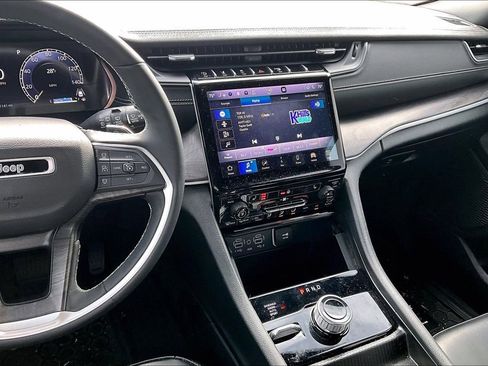 Used 2024 Jeep Grand Cherokee Limited w/ Black Appearance Package image 9