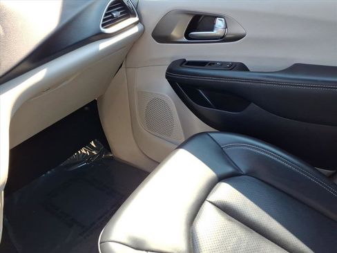 Used 2024 Chrysler Pacifica Touring-L FWD image 22