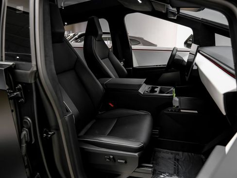 Used 2024 Tesla Cybertruck AWD Crew Cab image 38