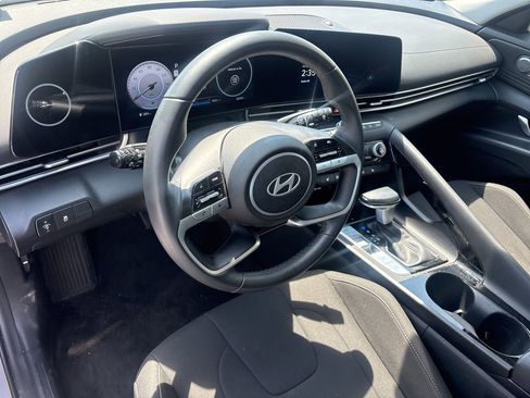 Used 2025 Hyundai Elantra SEL FWD image 4