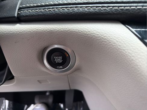 Used 2024 Chrysler Pacifica Limited FWD image 17