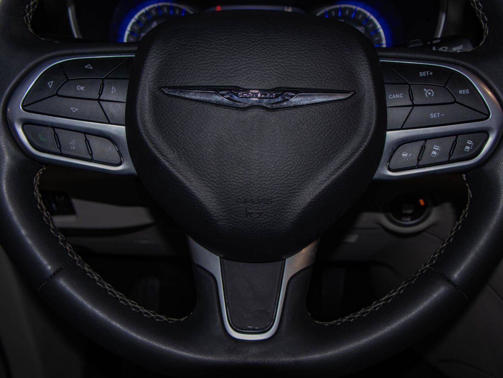 Used 2024 Chrysler Pacifica Touring-L FWD image 11
