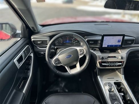 Used 2022 Ford Explorer XLT w/ Equipment Group 202A image 12