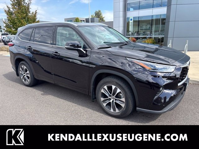 Used 2021 Toyota Highlander XLE AWD/4WD image 1