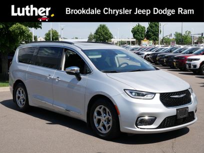 Used 2023 Chrysler Pacifica Limited w/ Uconnect Theater Family Group