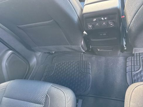 Used 2023 GMC Acadia SLE image 32