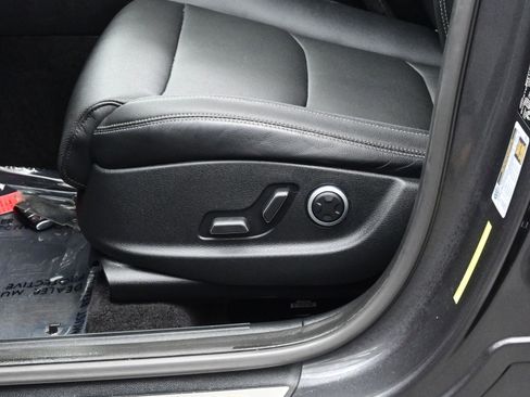 Used 2022 Genesis GV70 2.5T w/ Select Package image 11