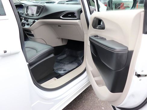 Used 2024 Chrysler Pacifica Touring-L FWD image 17