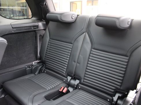 Certified 2024 Land Rover Discovery Dynamic SE image 29