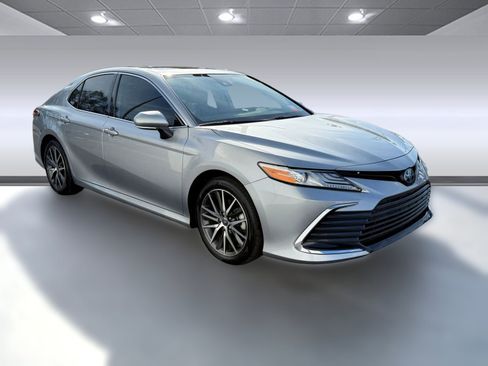 Certified 2022 Toyota Camry XLE image 6