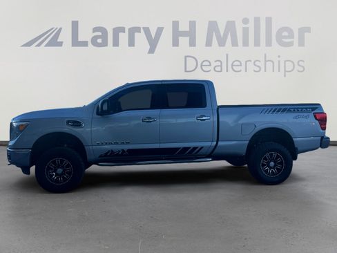 Used 2017 Nissan Titan SV image 2