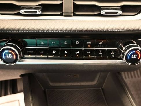 Used 2025 Chevrolet Equinox LT w/ Convenience Package II FWD image 24