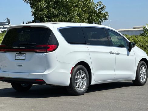 New 2026 Chrysler Pacifica Select image 4