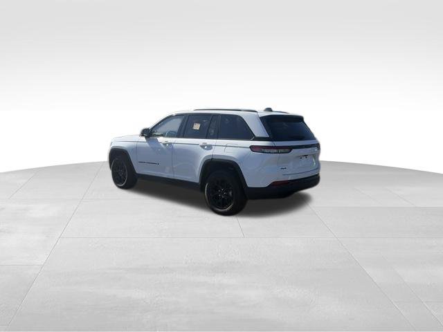 Used 2024 Jeep Grand Cherokee Altitude AWD/4WD image 9