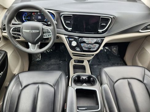 Used 2024 Chrysler Pacifica Limited FWD image 15