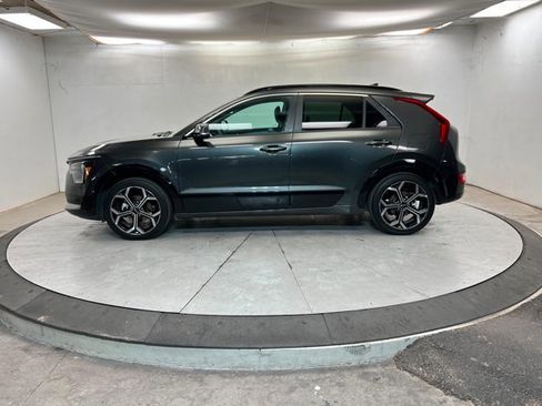 Used 2023 Kia Niro EX Touring image 2