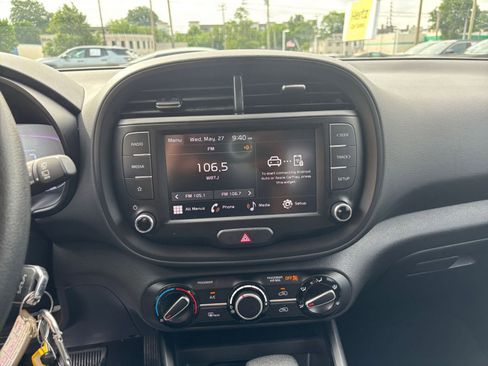 Used 2025 Kia Soul LX w/ LX Technology Package FWD image 17