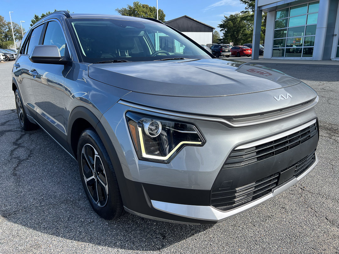 Used 2025 Kia Niro EX FWD image 12