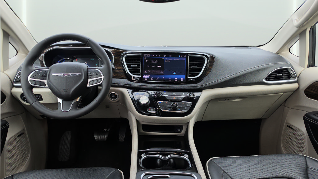 Used 2023 Chrysler Pacifica Limited w/ Uconnect Theater Family Group FWD image 6