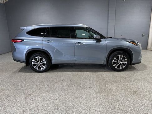 Certified 2021 Toyota Highlander XLE AWD/4WD image 3