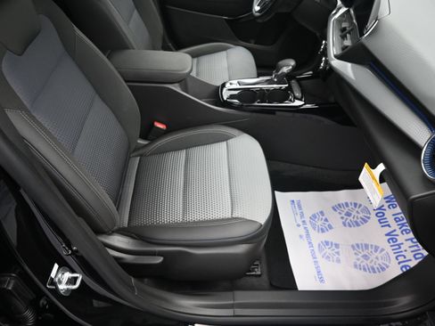 Used 2025 Chevrolet Trax LT w/ LT Convenience Package FWD image 28