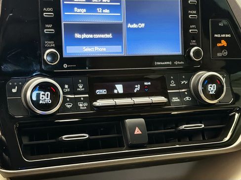 Used 2022 Toyota Highlander XLE AWD/4WD image 10