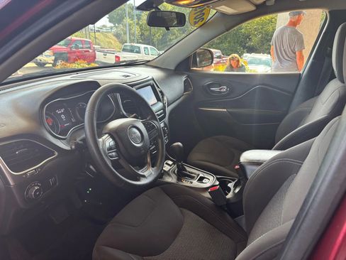 Used 2019 Jeep Cherokee Latitude w/ Popular Appearance Group image 8