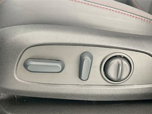 Used 2022 Chevrolet Equinox RS w/ Infotainment Package image 35