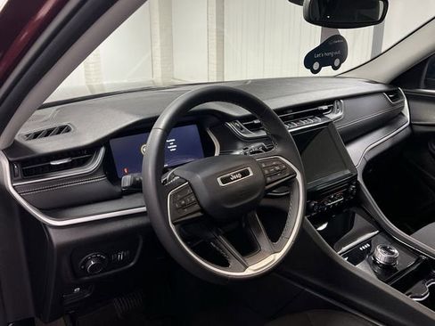 Used 2023 Jeep Grand Cherokee Laredo image 10