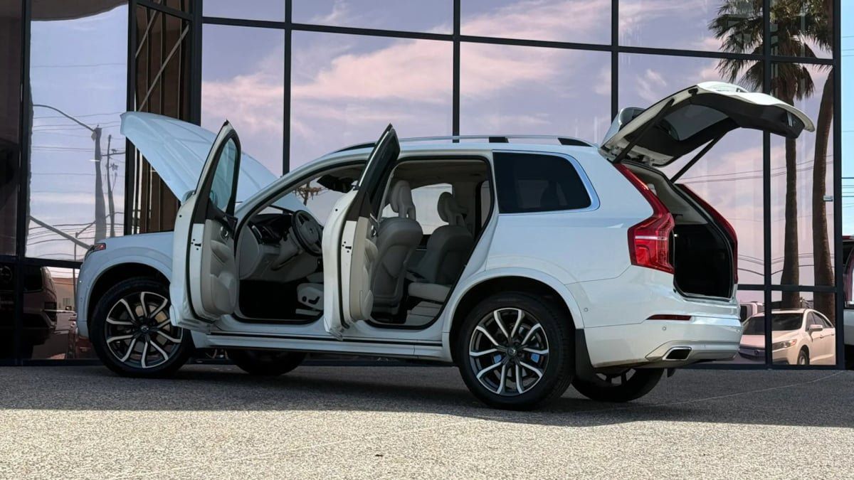 Used 2016 Volvo XC90 T6 Momentum w/ Momentum Plus Package AWD/4WD image 29