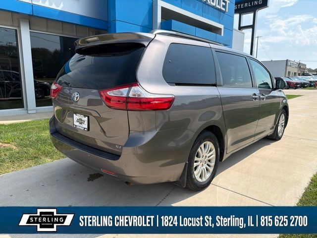 Used 2017 Toyota Sienna XLE Premium FWD image 5