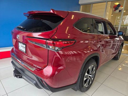 Used 2020 Toyota Highlander XLE AWD/4WD image 6