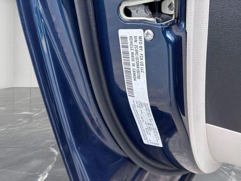 Used 2024 Chrysler Pacifica Limited FWD image 31
