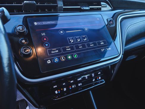 Used 2022 Chevrolet Bolt EUV LT w/ Convenience Package image 16