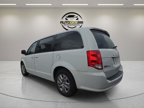 Used 2018 Dodge Grand Caravan SE w/ UConnect Hands-Free Group image 5