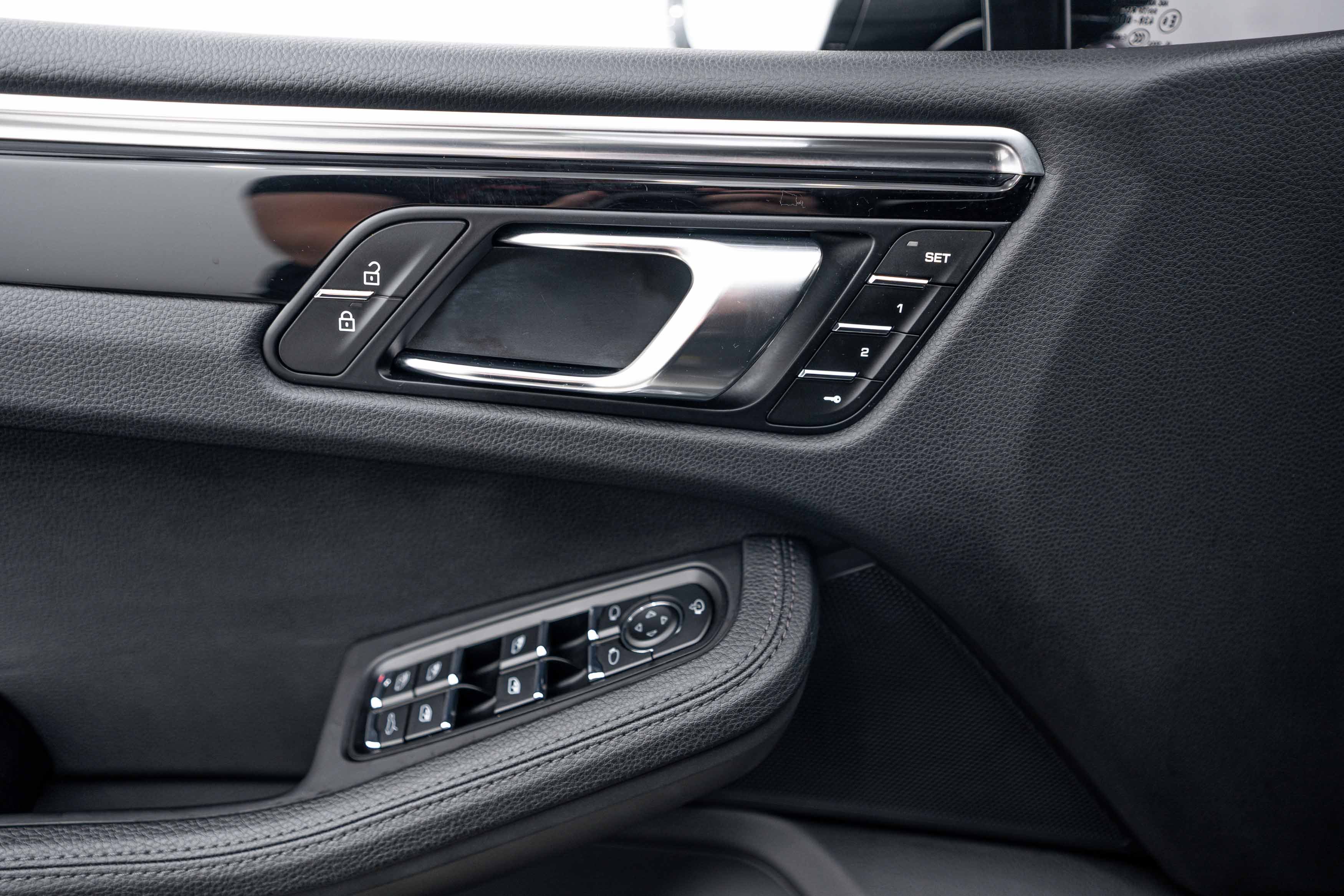 Certified 2024 Porsche Macan AWD/4WD image 19